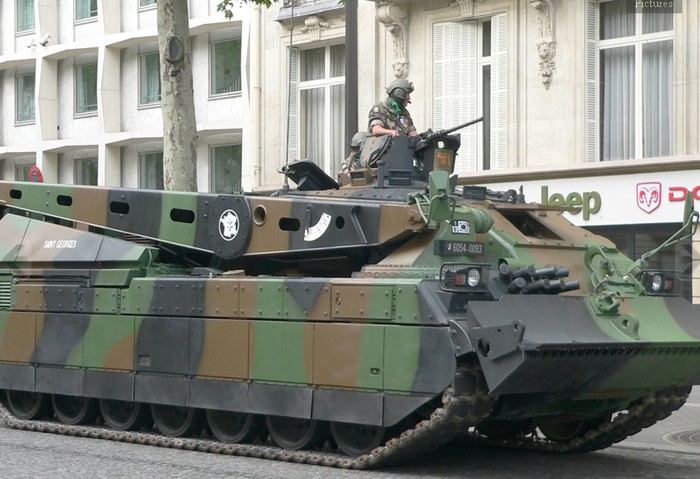 Leclerc DNG được sử dụng để cẩu, kéo các loại thiết bị nặng của quân đội trong đó chủ yếu dùng để cấp cứu các loại xe tăng bị hỏng hóc, sa lầy…